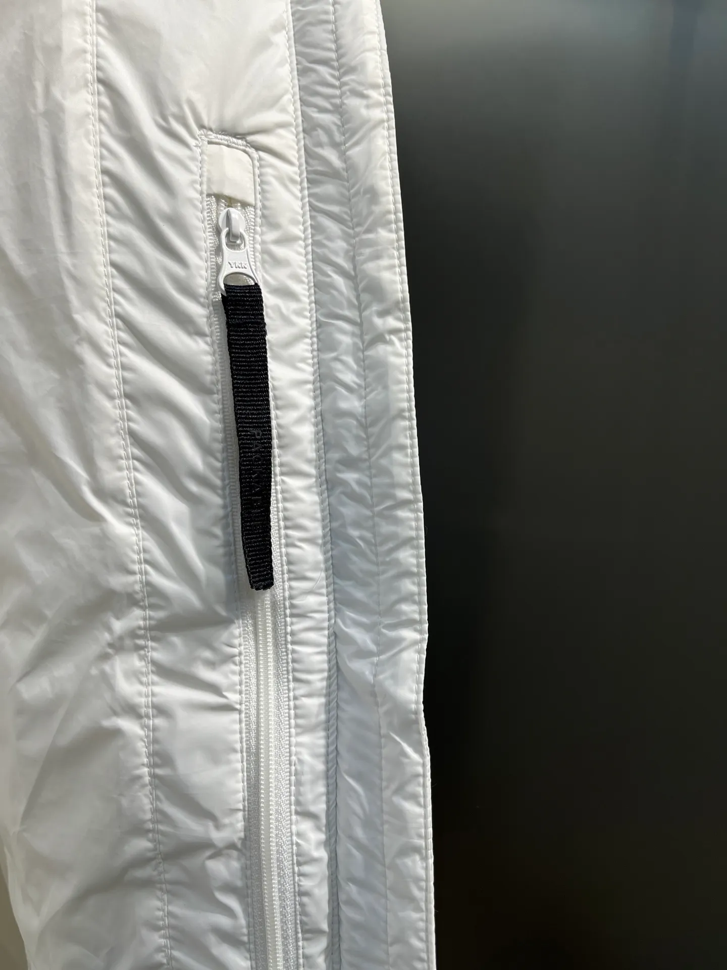 P1100 Highest quality 🌟Canada Goose E62 model 2220LB Abbott Hoody women's short and light down jacket S If you want to do business for a long time, you have to choose the original high-quality goose down for your down jacket. Expensive is not necessarily right, but there is a reason to be expensive. Cheap is not necessarily wrong, but there is a certain risk. Without cost support, there is no quality assurance. Expensive things are good at everything except being expensive; cheap things are good at nothing except being cheap size: s-xl